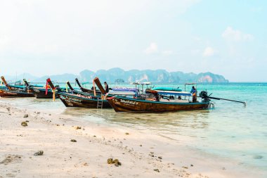 Öğleden sonra tropikal bir adada kumsal, beyaz kum ve mavi deniz