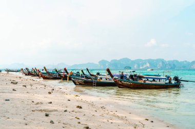 Öğleden sonra tropikal bir adada kumsal, beyaz kum ve mavi deniz