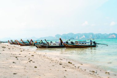 Öğleden sonra tropikal bir adada kumsal, beyaz kum ve mavi deniz