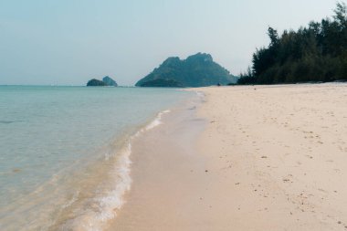 Öğleden sonra tropikal bir adada kumsal, beyaz kum ve mavi deniz