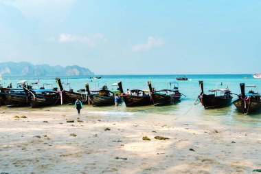Öğleden sonra tropikal bir adada kumsal, beyaz kum ve mavi deniz