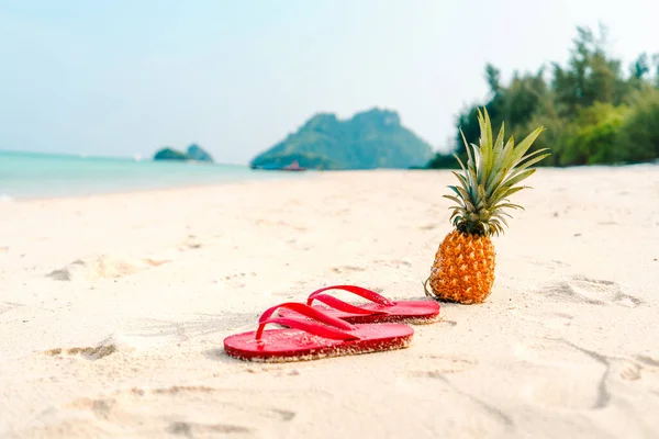 Ananas Und Rote Flip Flops Strand — Stockfoto