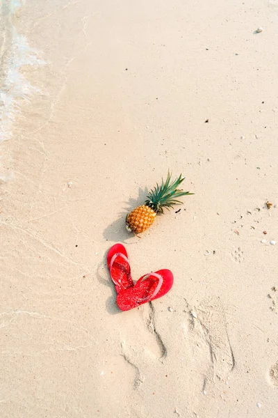 Ананасы Красные Шлепанцы Пляже — стоковое фото