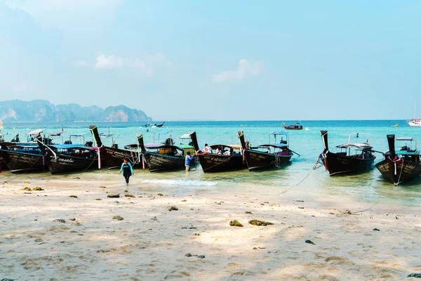 Öğleden sonra tropikal bir adada kumsal, beyaz kum ve mavi deniz