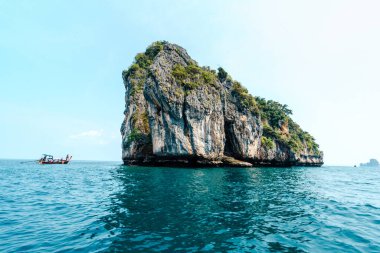 Tekne turu Denizde kayalık dağ adası