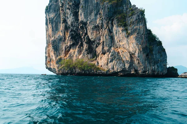 Tekne turu Denizde kayalık dağ adası