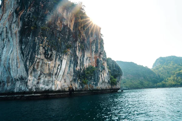 乘船游览海中的岩石山岛 — 图库照片