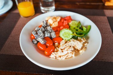 Restoranda kahvaltı ve meyve tabağında