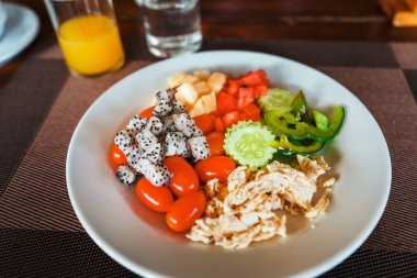 Restoranda kahvaltı ve meyve tabağında