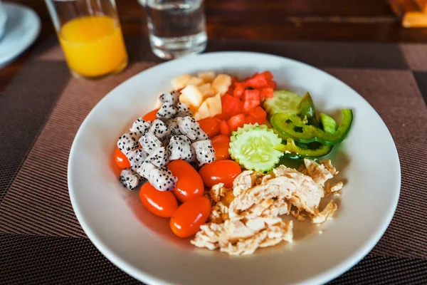 Restoranda kahvaltı ve meyve tabağında