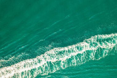 Deniz manzarası ve kayalık adalar. Yengeç dilinde uzun kuyruklu bir tekne. 