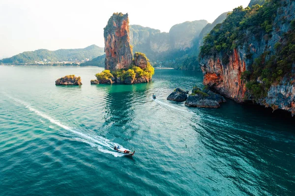 クラビの上に長い尾のボートを持つ海の景色と岩の島 — ストック写真