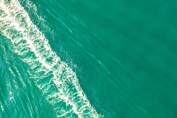 Deniz manzarası ve kayalık adalar. Yengeç dilinde uzun kuyruklu bir tekne. 