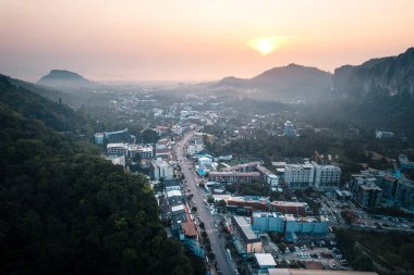 Sabahları Krabi 'deki sahil kasabasının güzel manzarası..