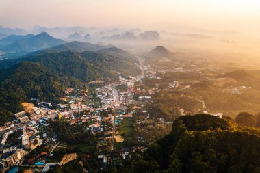 Sabahları Krabi 'deki sahil kasabasının güzel manzarası..