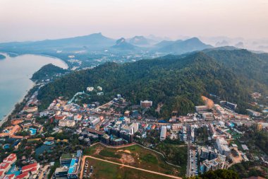 Sabahları Krabi 'deki sahil kasabasının güzel manzarası..