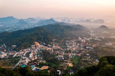 Sabahları Krabi 'deki sahil kasabasının güzel manzarası..