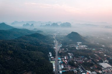 Sabahları Krabi 'deki sahil kasabasının güzel manzarası..