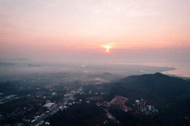 Sabahları Krabi 'deki sahil kasabasının güzel manzarası..