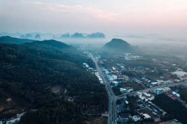 Sabahları Krabi 'deki sahil kasabasının güzel manzarası..