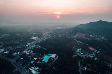 Sabahları Krabi 'deki sahil kasabasının güzel manzarası..