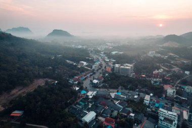 Sabahları Krabi 'deki sahil kasabasının güzel manzarası..