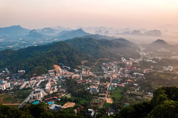 Sabahları Krabi 'deki sahil kasabasının güzel manzarası..