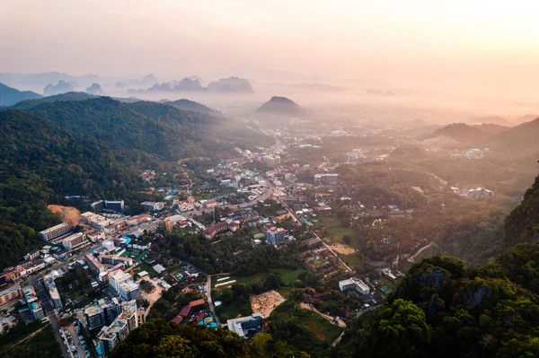 Sabahları Krabi 'deki sahil kasabasının güzel manzarası..