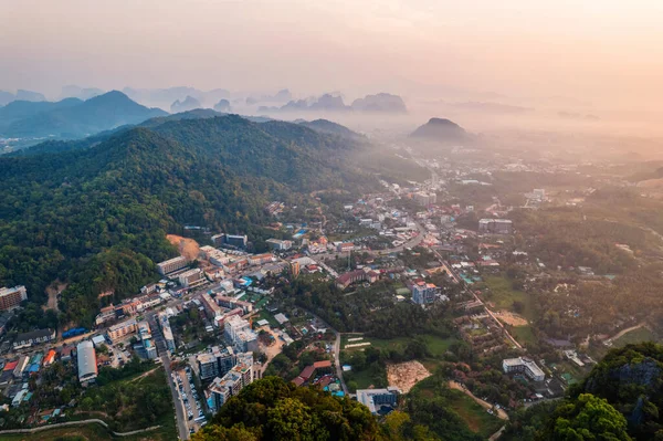 Sabahları Krabi 'deki sahil kasabasının güzel manzarası..