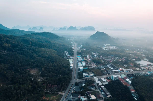 Sabahları Krabi 'deki sahil kasabasının güzel manzarası..