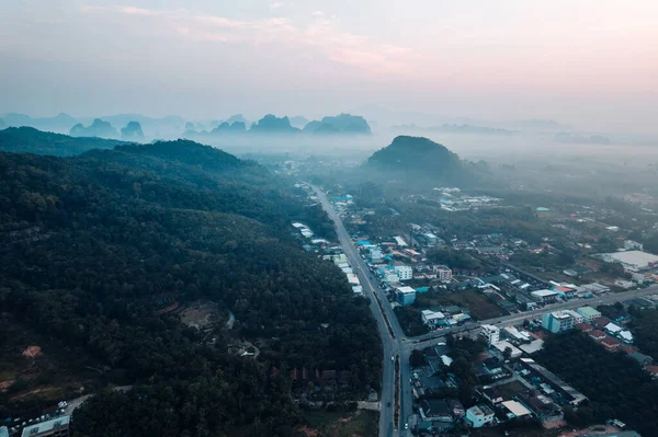 Sabahları Krabi 'deki sahil kasabasının güzel manzarası..