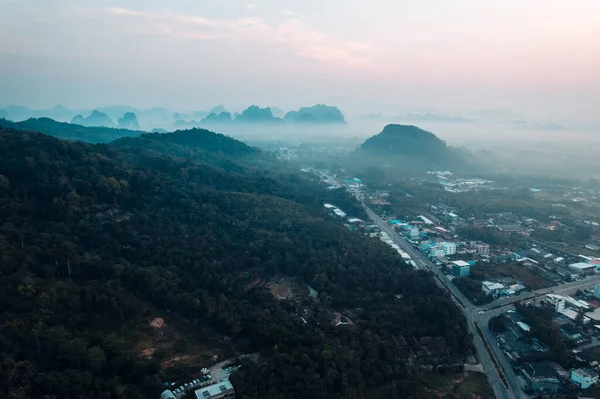Sabahları Krabi 'deki sahil kasabasının güzel manzarası..