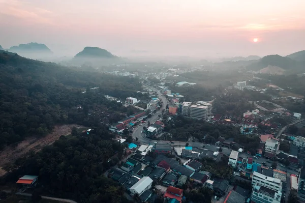 Sabahları Krabi 'deki sahil kasabasının güzel manzarası..