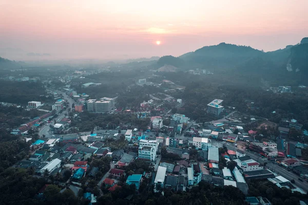 Sabahları Krabi 'deki sahil kasabasının güzel manzarası..