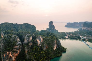 Railay Körfezi, deniz koyları ve akşamları kayalık dağlar.
