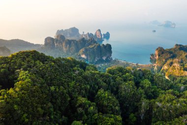 Tropikal bir sabahta kayalık dağların ve denizin yaz manzarası, yengeç.