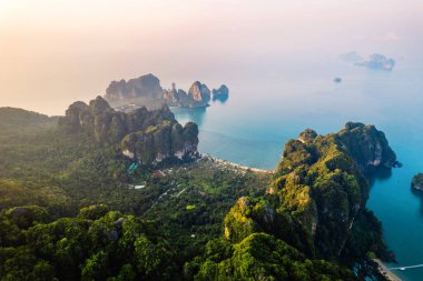 Tropikal bir sabahta kayalık dağların ve denizin yaz manzarası, yengeç.
