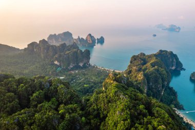 Tropikal bir sabahta kayalık dağların ve denizin yaz manzarası, yengeç.
