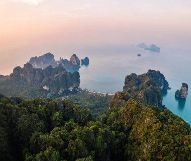 Tropikal bir sabahta kayalık dağların ve denizin yaz manzarası, yengeç.