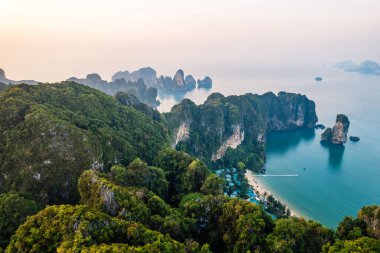 Tropikal bir sabahta kayalık dağların ve denizin yaz manzarası, yengeç.