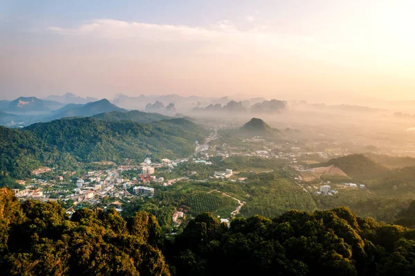 Tropikal bir sabahta kayalık dağların ve denizin yaz manzarası, yengeç.