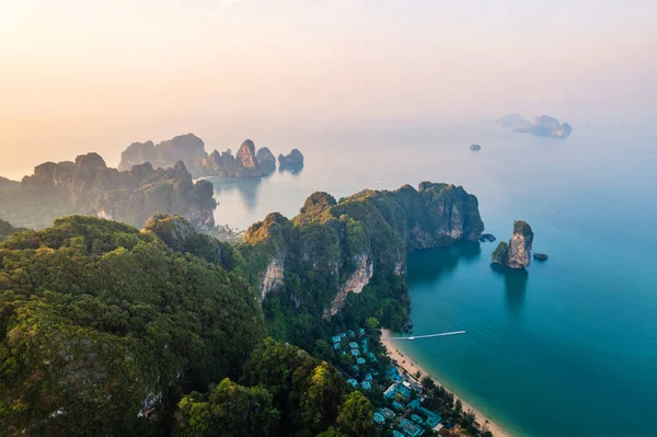 Tropikal bir sabahta kayalık dağların ve denizin yaz manzarası, yengeç.