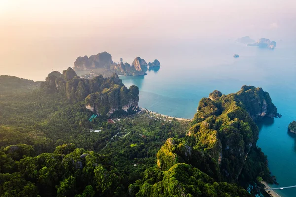 Tropikal bir sabahta kayalık dağların ve denizin yaz manzarası, yengeç.
