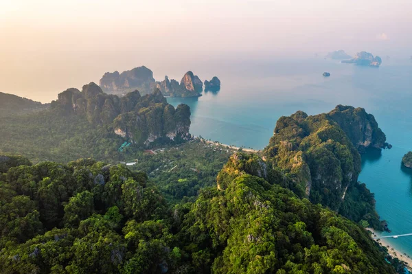 Tropikal bir sabahta kayalık dağların ve denizin yaz manzarası, yengeç.