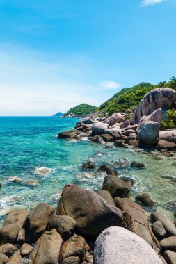 Yazın adalarda ve kayalarda güzel tropikal plajlar.