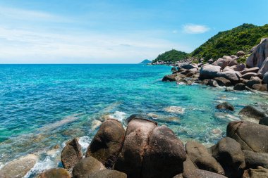 Yazın adalarda ve kayalarda güzel tropikal plajlar.