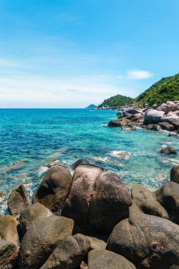 Yazın adalarda ve kayalarda güzel tropikal plajlar.