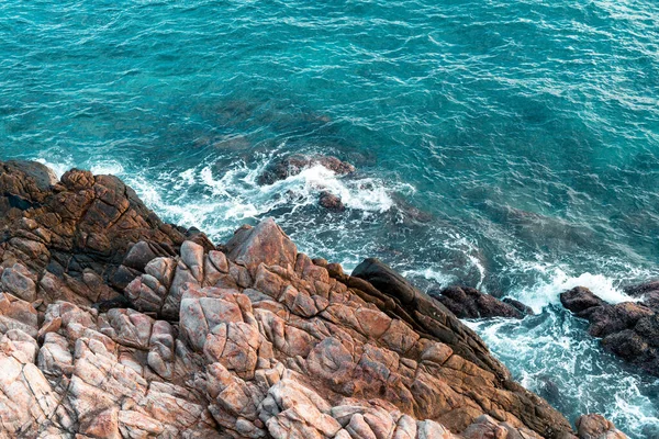 Yazın adalarda ve kayalarda güzel tropikal plajlar.