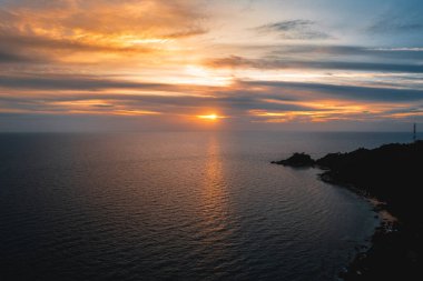 Yukarıda tropikal mavi okyanus, yukarıdan mavi deniz.