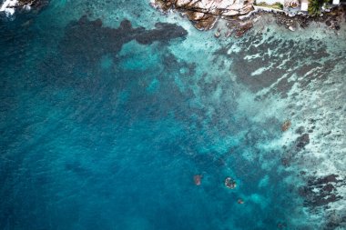 Yukarıda tropikal mavi okyanus, yukarıdan mavi deniz.